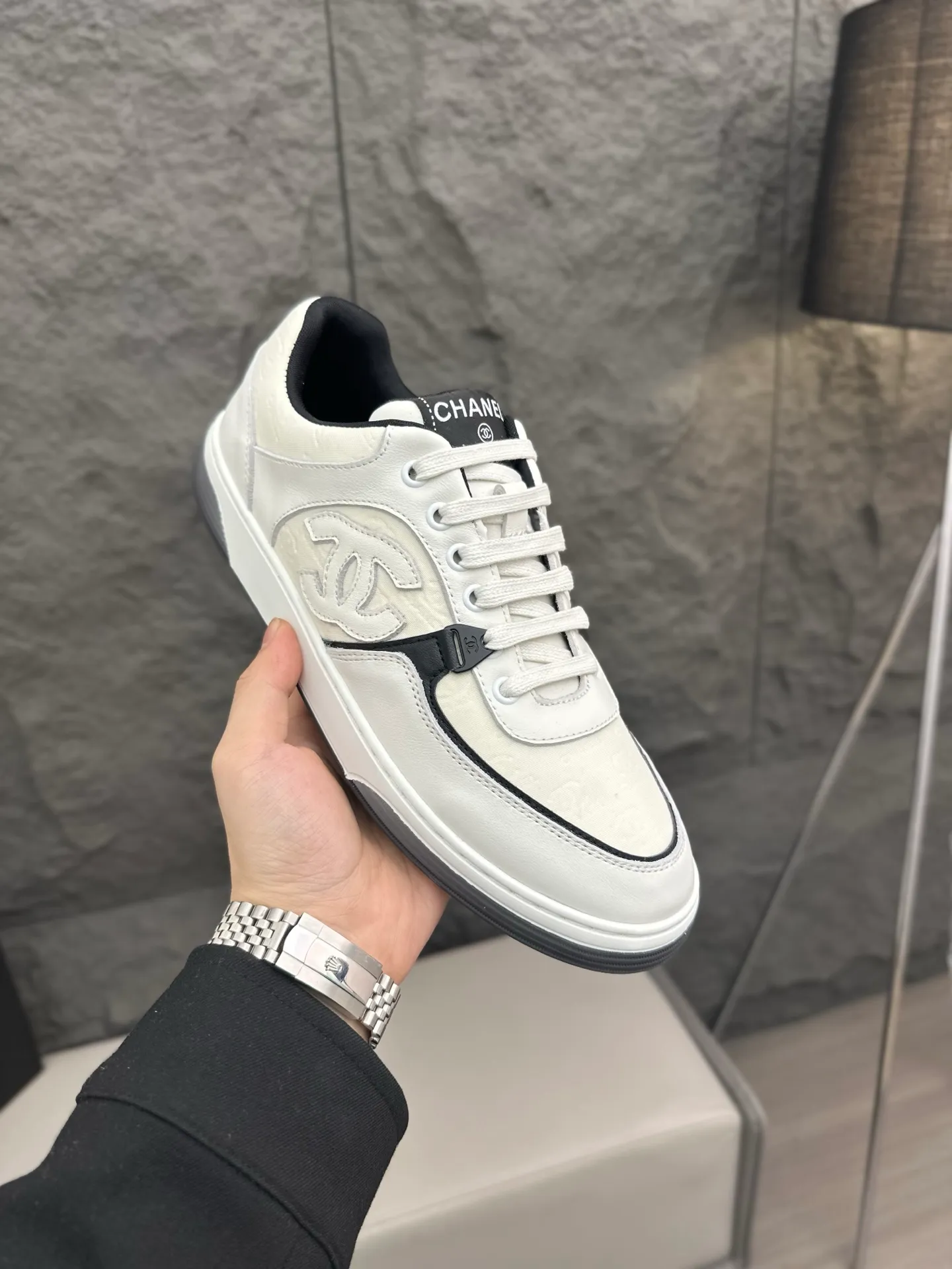 💰740 Chanel, 2024 spring new style / ♞size; 38~45 (38 45 customized) Men's Chanel sneakers, January's style premium is super serious, basically you can't buy it. The counter sister received this color and it happened to be in my men's size. I really didn't like it at first, but after I put it on, I found it to be very versatile. The same design of the diamond surface of the classic CF flap bag is very recognizable, and the double C The logo is not too high-profile. I love it. I recommend this one and you must try it on. You can’t tell how handsome it is by looking at the pictures.